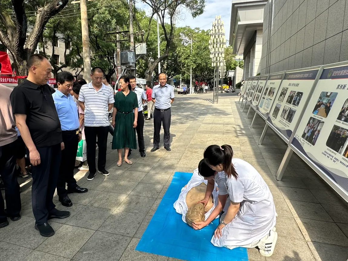 [高陵应急]举办安全生产月宣传咨询日活动